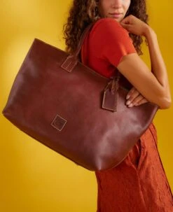 Florentine Medium Russel Bag Ecru 27 Florentine Medium Russel Bag Ecru -Dooney & Bourke 8L569 ILD lifestyle 1