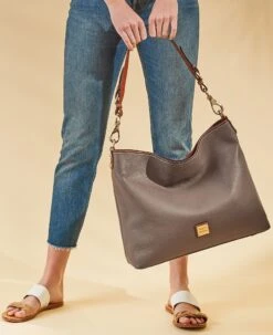 Pebble Grain Extra Large Courtney Sac Red -Dooney & Bourke R0473 ILD lifestyle 1