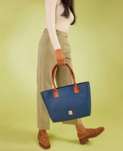 Pebble Grain Small Russel Jeans 27 Pebble Grain Small Russel Jeans -Dooney & Bourke R0567 ILD lifestyle 1